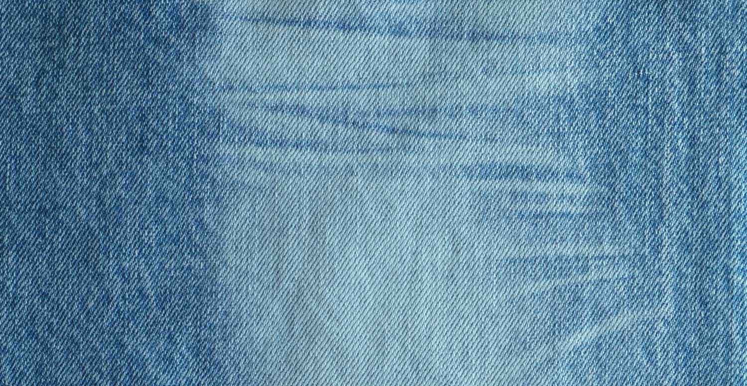 Comparativa fra un capo in denim prima e dopo l’aggiunta al processo di un catalizzatore Garmon