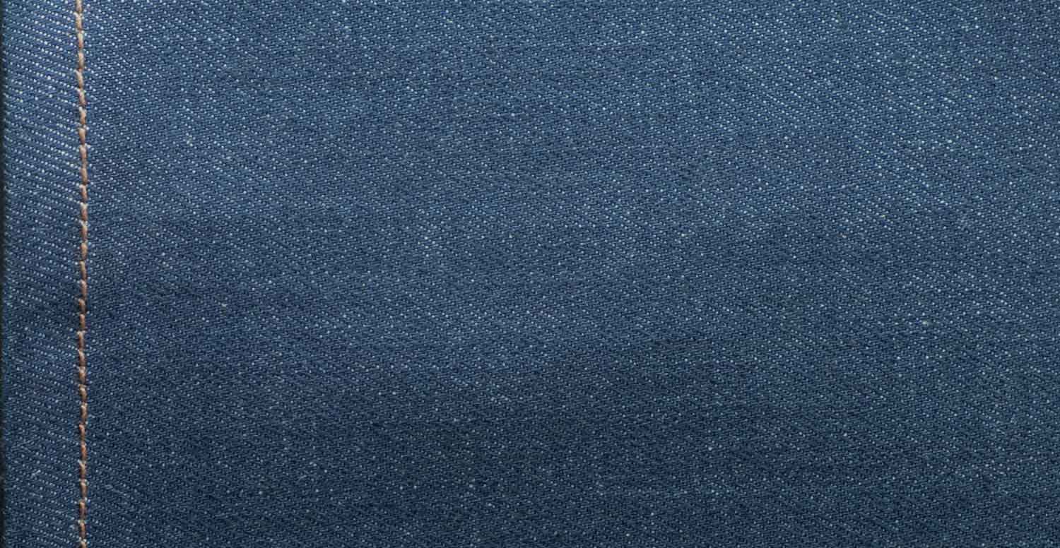 Comparativa fra un tessuto denim grezzo prima e dopo il trattamento di sbozzima e stone wash con Garmon Geopower Nps