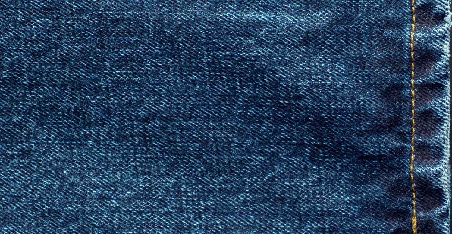 Comparativa fra un tessuto denim grezzo prima e dopo il trattamento di sbozzima e stone wash con Garmon Geopower Nps