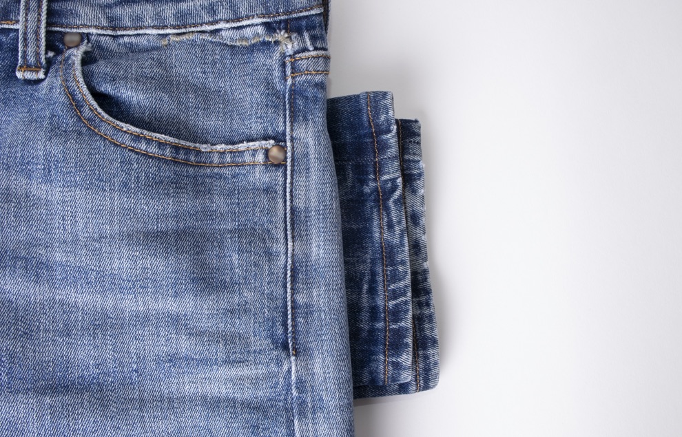 Produtos de lavagem especiais da Garmon em roupas jeans